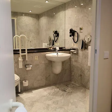 Hotel First 4*